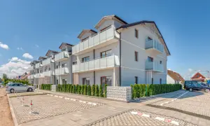 Nowoczesne apartamenty z balkonami, otoczone zielenią. Idealne miejsce na wypoczynek, jak w grzybowo hotelach.