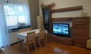 Jadalnia z meblościanką i telewizorem. Sprawdź albatros ustka cennik, by urządzić podobne wnętrze.