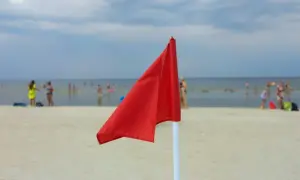 Jaka flaga nad morzem dzisiaj? Sprawdź, co oznacza dla bezpieczeństwa