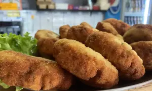 Chrupiące krokiety z sałatką, idealne na obiad w najlepszej restauracji na Helu.