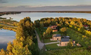 Idealne miejsce na romantyczny weekend lubelskie: nowoczesne domki nad jeziorem, otoczone zielenią i spokojem.