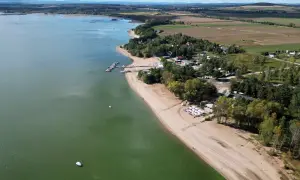 Widok na Mietków Zalew z plażą, pomostem i łodziami. Sprawdź cennik atrakcji i wypoczynku nad wodą.