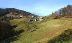 Malownicze wzgórza i domy w Krynicy-Zdroju. Takie to Beskidy, jesienią pełne kolorów.