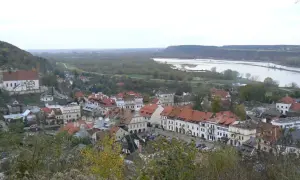 Widok na Kazimierz Dolny z lotu ptaka. Malownicze miasteczko nad Wisłą, idealne na weekend. Jak dojechać do Kazimierza Dolnego pociągiem?