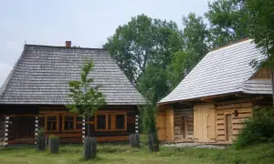 Drewniane chaty i ich dachówki to główne zubrzyca górna atrakcje. Warto zobaczyć te zabytki architektury ludowej.