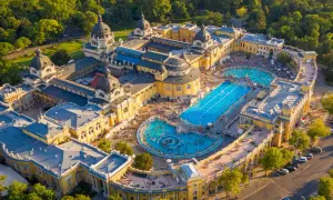 Budapeszteńskie Łaźnie Széchenyi z basenami i zielenią. Sprawdź eger baseny cennik i zaplanuj relaks.