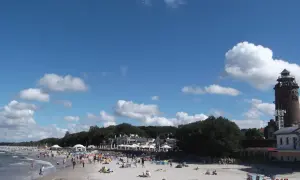 Kołobrzeg plaża wschodnia czy zachodnia – która jest lepsza dla rodzin?