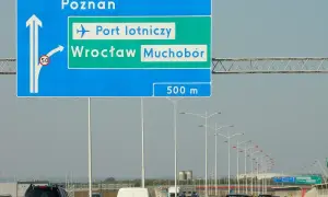 Znak drogowy A8 kieruje do Wrocławia Muchoboru, lotniska, Warszawy i Poznania. Dojazd do Wrocławia Muchoboru zajmie 500 m.