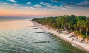Ile za nocleg nad morzem? Ceny i najlepsze oferty w Polsce
