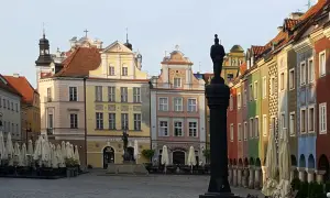 Na Rynku w Poznaniu stoi pręgierz, co to za budowla? Kolorowe kamienice i zamknięte kawiarnie tworzą tło dla tego historycznego miejsca.