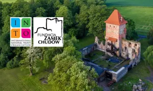 Zamek Chudów, ruiny i wieża z czerwonym dachem, otoczone zielenią. Logo Fundacji Zamek Chudów i INTO.