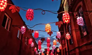 Magiczne lampiony rozświetlają lubelską starówkę. Girlandy ozdobnych świateł tworzą bajkową atmosferę wieczorem.