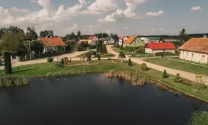 Spokojna wieś z domkami i stawem, być może najpiękniejsza wieś w Polsce.