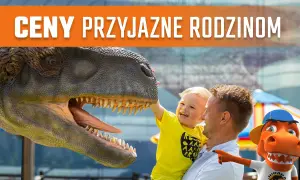 Bałtów cennik bilet rodzinny: ojciec z synem i dinozaurem. Uśmiechnięty chłopiec dotyka głowy wielkiego gada, a obok wesoły dinozaur wskazuje drogę.