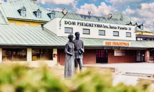 Dom Pielgrzyma im. Jana Pawła II. Sprawdź cennik i godziny otwarcia baru.