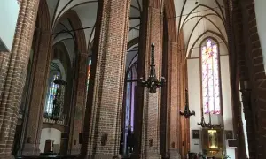 Krzywe kolumny w katedrze w Kołobrzegu - dlaczego tak się stało?