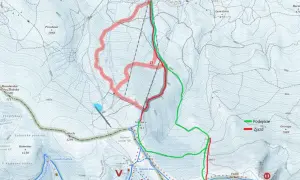 Mapa turystyczna z zaznaczonymi trasami podejścia (zielona) i zjazdu (czerwona) na Łabski Szczyt.