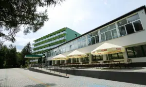 Zielone sanatorium z tarasem i parasolami. Idealne miejsce na tanie sanatorium prywatnie.