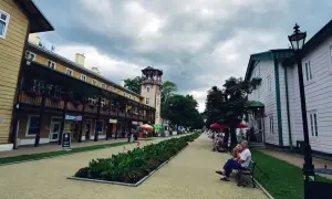 Spacer po Jaśliskach, gdzie drewniana architektura i wieża widokowa tworzą urokliwe atrakcje.