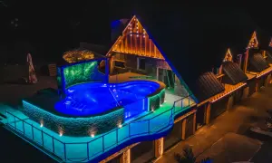 Nocny aquapark Stegna z podświetlanym basenem i architekturą góralską.