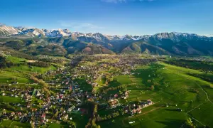 Widok z lotu ptaka na Zakopane i ośnieżone Tatry. Idealne miejsce na imprezy i wypoczynek.