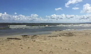Mikoszewo ile do morza? Sprawdź, jak blisko jest plaża!