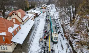 Zimowa stacja PKP w Świeradowie-Zdroju. Pociąg czeka na pasażerów. Jak dojechać PKP? Tu znajdziesz odpowiedź.
