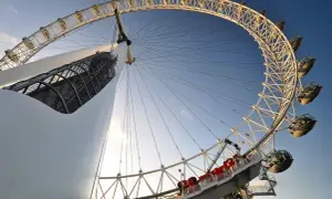 Widok z dołu na London Eye, ukazujący jego imponującą london eye wysokość i kapsuły.
