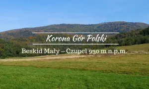 Beskid Mały – Czupel 930 m n.p.m. w Koronie Gór Polski. Zielone łąki i zalesione wzgórza pod błękitnym niebem.