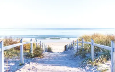 Ścieżka przez wydmy prowadzi do morza. Tak wygląda droga do plaży, gdzie leży Pobierowo.