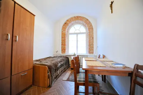 Prosty pokój w klasztorze w Staniątkach. Noclegi w klasztorze oferują spokój i przystępny cennik.