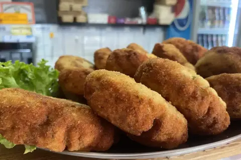 Chrupiące krokiety z sałatką, idealne na obiad w najlepszej restauracji na Helu.