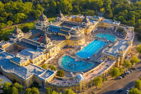 Budapeszteńskie Łaźnie Széchenyi z basenami i zielenią. Sprawdź eger baseny cennik i zaplanuj relaks.