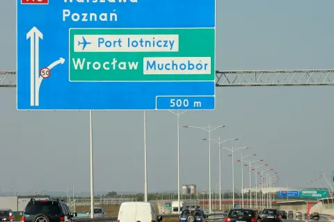 Znak drogowy A8 kieruje do Wrocławia Muchoboru, lotniska, Warszawy i Poznania. Dojazd do Wrocławia Muchoboru zajmie 500 m.