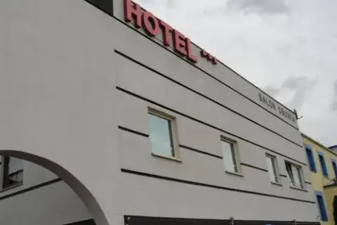 Ile kosztuje nocleg w Warszawie? Poznaj ceny i oszczędzaj na podróży