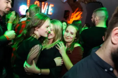 Mielno kluby kiedy otwarte? Sprawdź godziny i popularne imprezy