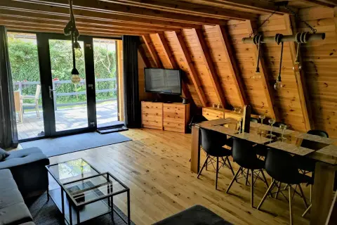Przytulne domki nad morzem 50 m od plaży. Drewniane wnętrze, salon z jadalnią i widokiem na ogród. Idealne miejsce na relaks.