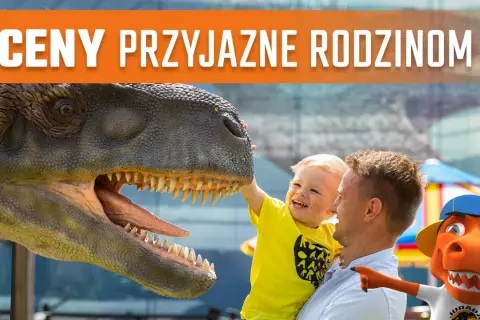 Bałtów cennik bilet rodzinny: ojciec z synem i dinozaurem. Uśmiechnięty chłopiec dotyka głowy wielkiego gada, a obok wesoły dinozaur wskazuje drogę.