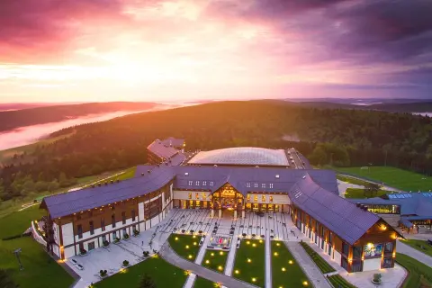Hotel Arłamów o zachodzie słońca. Sprawdź hotel Arłamów ceny i zarezerwuj pobyt w malowniczej okolicy.