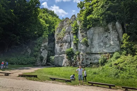 Ojcowski Park Narodowy: skalne baszty i bujna zieleń. Ciekawostki przyrodnicze i geologiczne czekają na odkrycie.