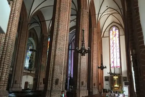 Krzywe kolumny w katedrze w Kołobrzegu - dlaczego tak się stało?