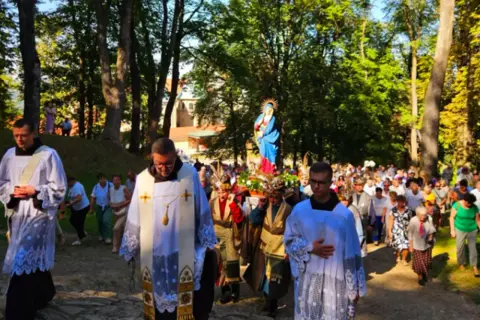 Procesja z figurą Matki Bożej w Kalwarii Zebrzydowskiej. Nadchodzące wydarzenia zapowiadają się uroczyście.