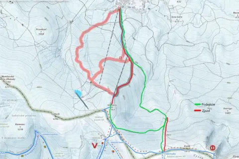 Mapa turystyczna z zaznaczonymi trasami podejścia (zielona) i zjazdu (czerwona) na Łabski Szczyt.