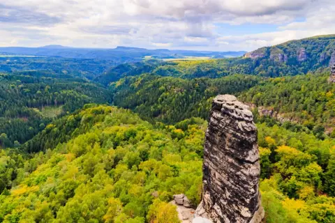 Imponujący skalny filar góruje nad zielonymi lasami i dolinami. Czeskie atrakcje przyrodnicze zachwycają o każdej porze roku.