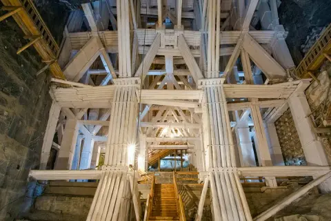 Drewniane konstrukcje w kopalni soli. Warto kupić kopalnia wieliczka bilety, by zobaczyć te cuda.