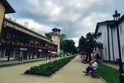 Spacer po Jaśliskach, gdzie drewniana architektura i wieża widokowa tworzą urokliwe atrakcje.