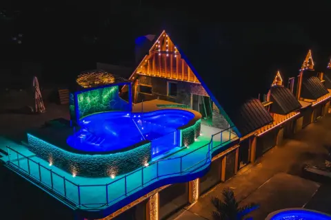 Nocny aquapark Stegna z podświetlanym basenem i architekturą góralską.