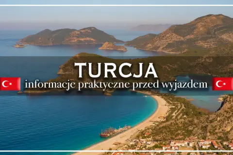 Piękna zatoka i góry w Turcji. Morze zachwyca turkusowym kolorem, a na plaży widać łodzie.