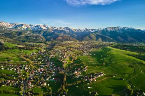 Widok z lotu ptaka na Zakopane i ośnieżone Tatry. Idealne miejsce na imprezy i wypoczynek.
