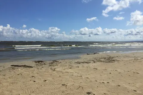 Mikoszewo ile do morza? Sprawdź, jak blisko jest plaża!
